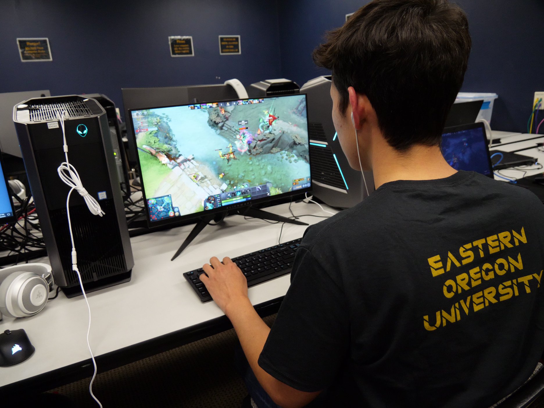 米博体育 Esports Player playing a Game