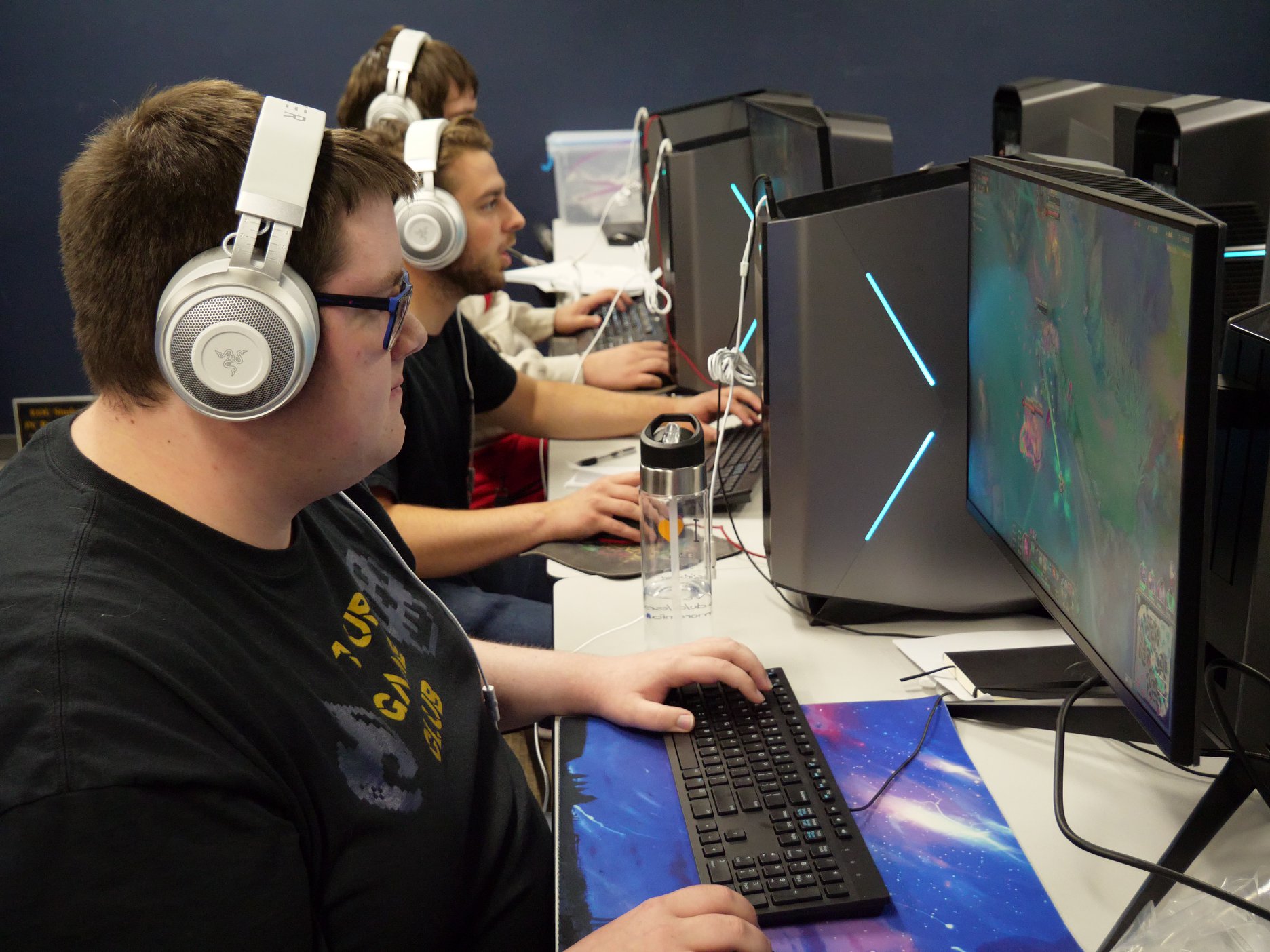 米博体育 Esports Students Practicing