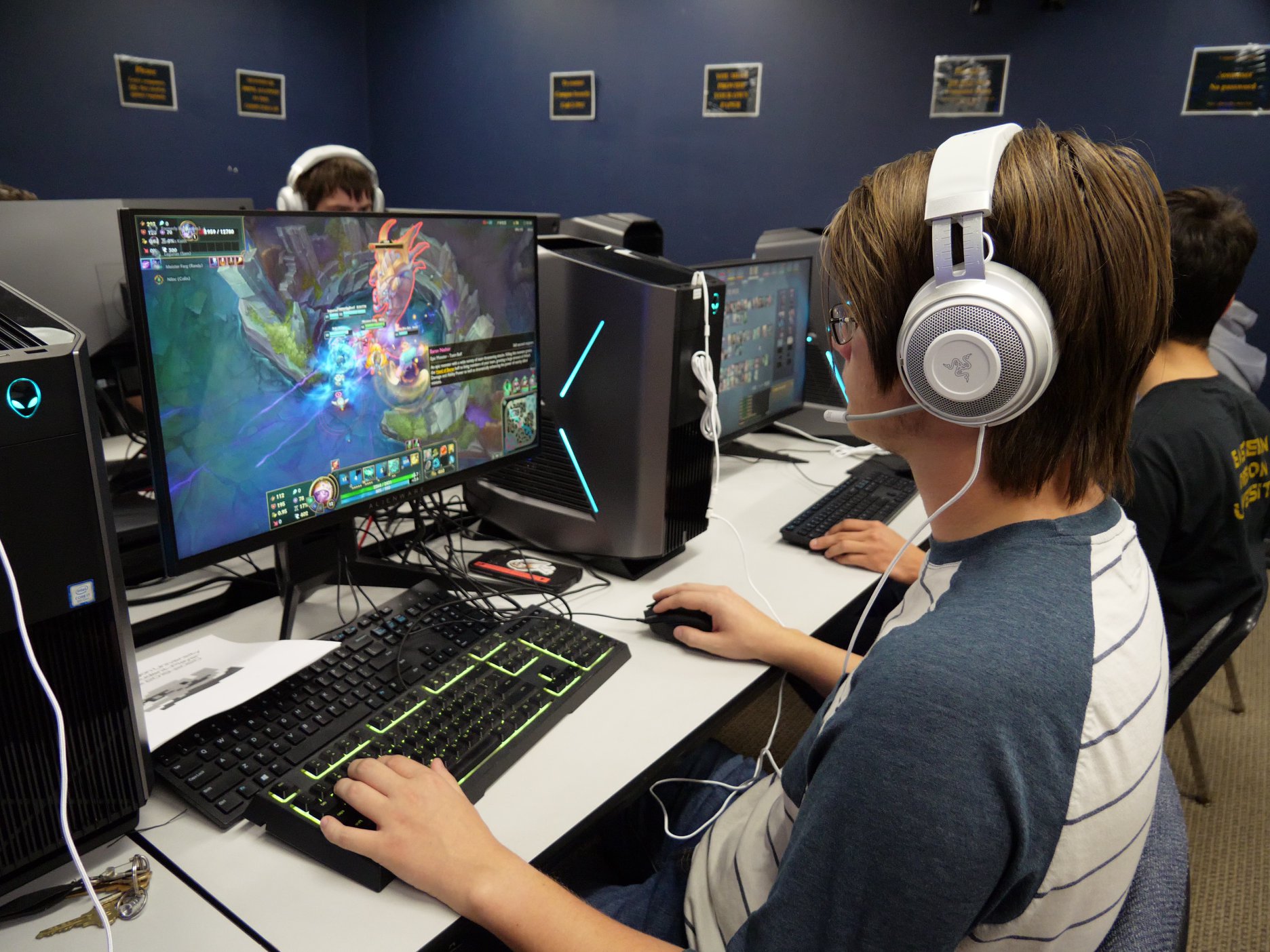 米博体育 Esports Player practicing in the Team Room
