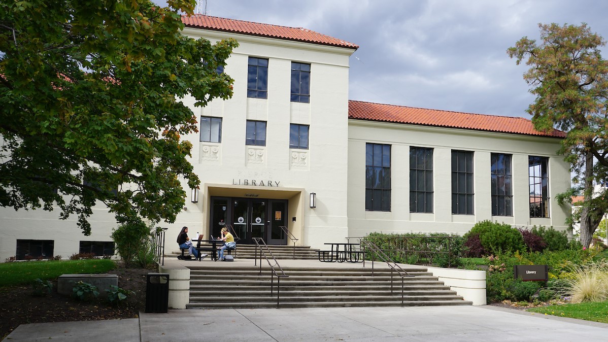 米博体育 Library Exterior