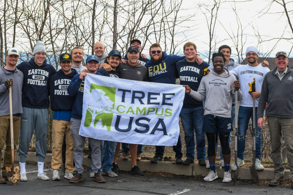 学生 and faculty in a group photo during the 米博体育 tree planting event.